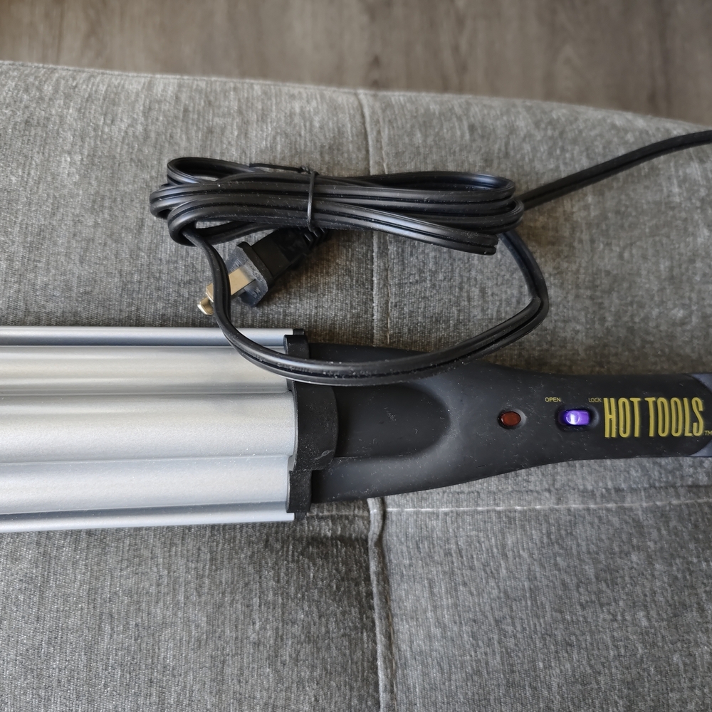 Hot Tools Silver and Black Hair Crimper